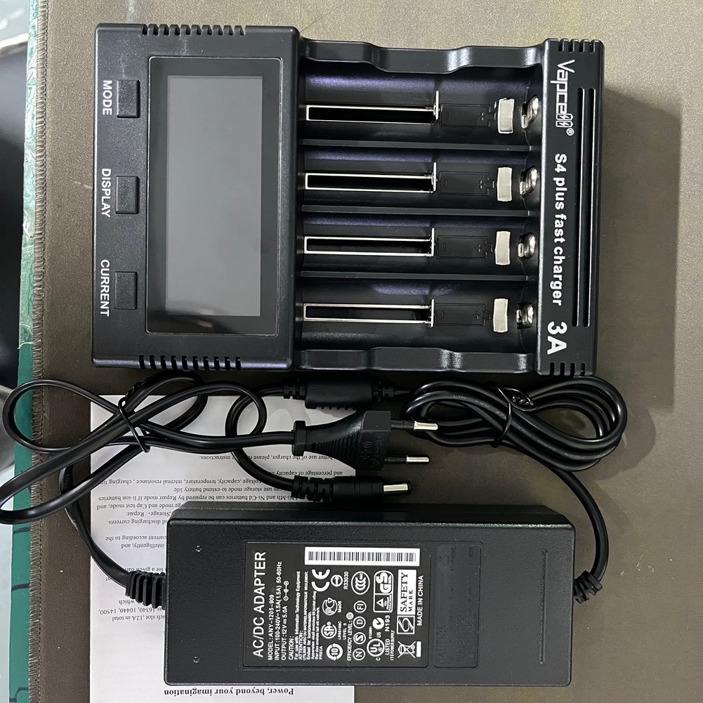 Chargeur Vapcell S4 Plus V3.0 4 slots lithium avec adaptateur EU